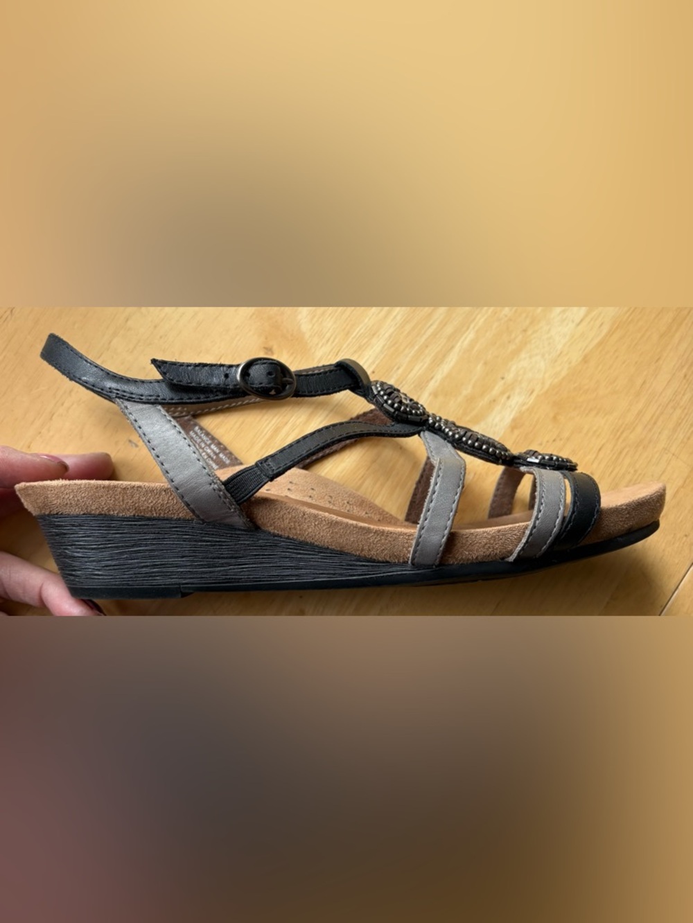Cobb Hill NWOT “Hannah” Multi-Tonal Black/Gray Strappy Beaded Medallion Sandal 8 - Picture 8 of 10